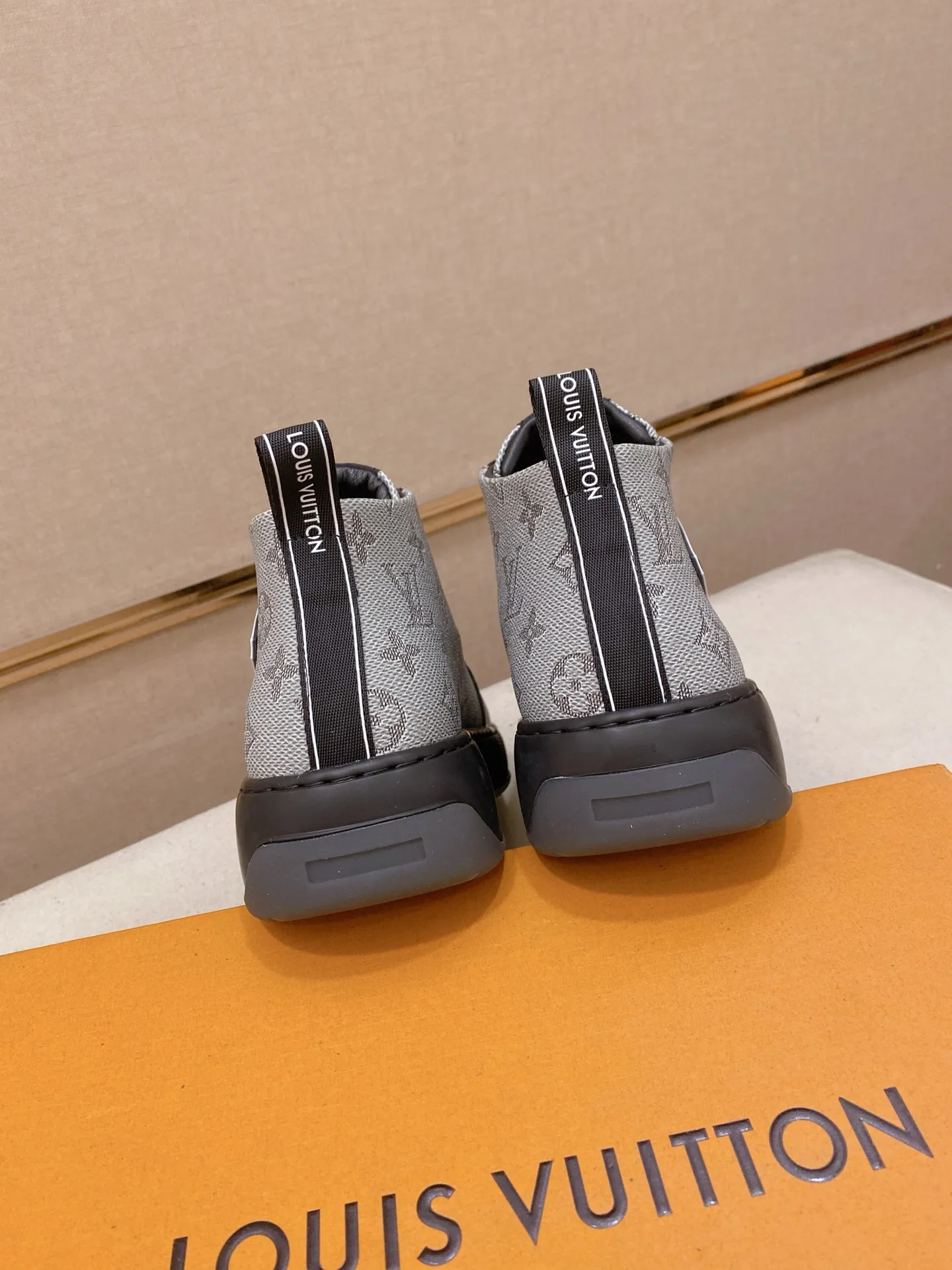 Factory price: 442💰🎉🎉LV~Louis Vuitton trendy men's shoes, new shipments, latest matching, same style as the official website, super high quality, hot selling in season [strong][strong][strong]Selected first-layer cowhide, comfortable sheepskin lining, original last, comfortable on the feet, wear-resistant rubber outsole, size: 38-44.